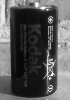Чёрно-белая фотография батарейки Kodak